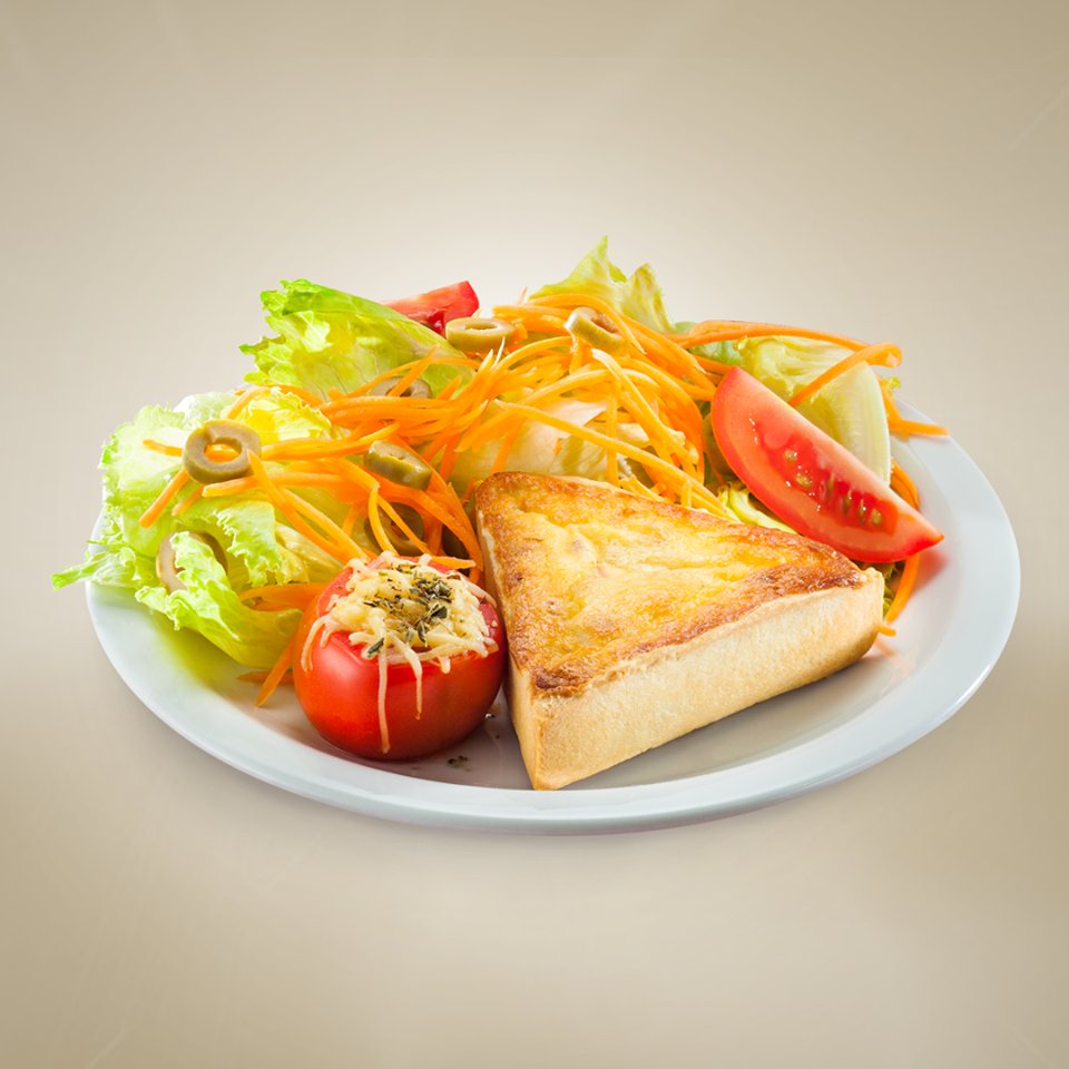 franscafefoz's tweet photo. Tudo o que você precisa para lanche da tarde leve e delicioso. A Quiche &amp; Salada acompanha tomate gratinado e saladinha. #FransCafeFoz https://t.co/fXE2BnZfW7