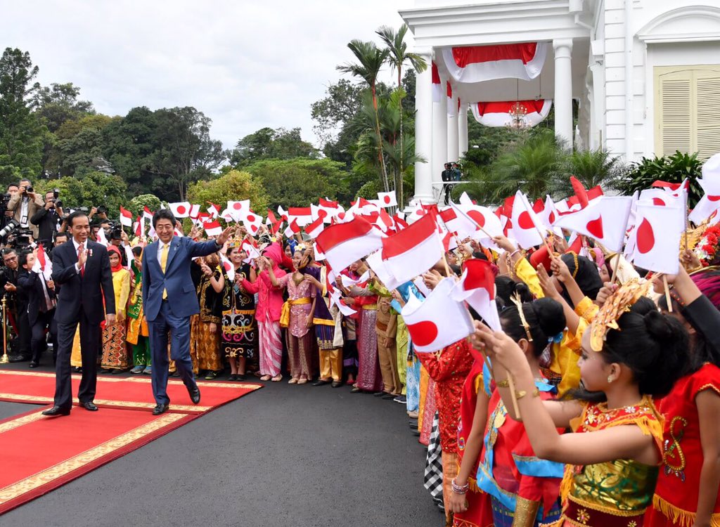 Jokowi Menjamu Shinzo Abe dengan Sate Tegal dan Siomay