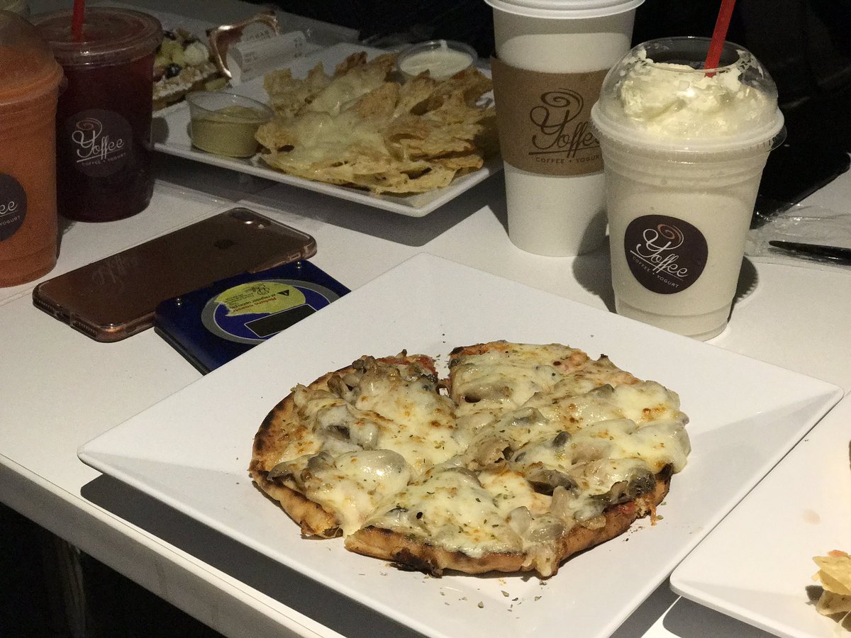 Yoffee_Coffee's tweet photo. Yoffee's personals pie. So crispy, cheesy, tasty... so personal... top it with the toppings you desire most. #Pizza #PersonalPie #mushroom https://t.co/st3wwdhBWx