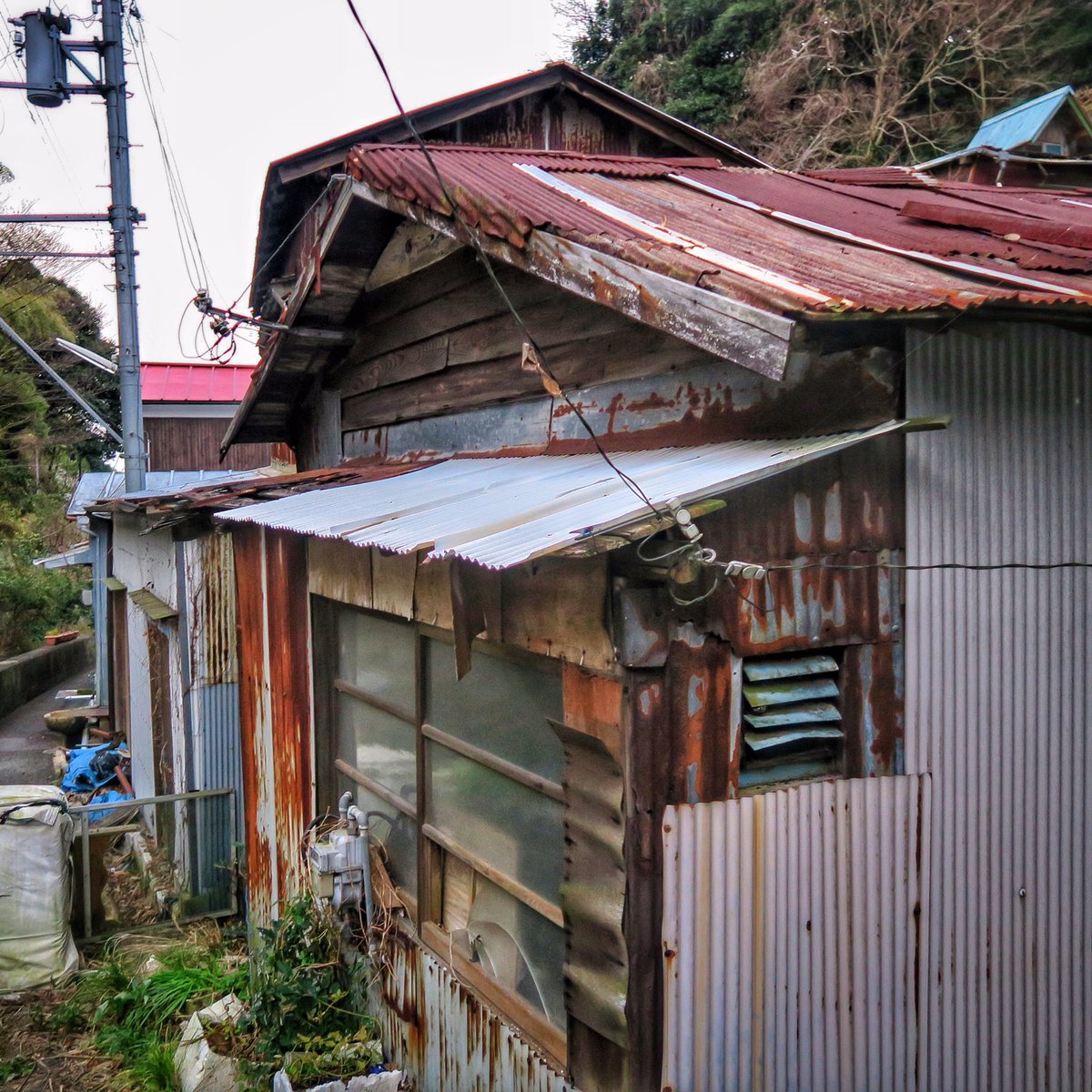 ニュー伊吹 須磨区某所ラスト 奥地はほぼ夜逃げ同然の廃村状態 クリアランスが迫ってるのかも 春になったら遺留物なども探ってみたいと思います しかしマルフクはこんな魔窟までよく来てるなと何時もながら感心致します 不法占拠 貧民窟 神戸 ニュー伊吹 須磨区某所ラスト 奥地はほぼ夜逃げ同然の廃村状態 クリアランスが迫ってるのかも 春になったら遺留物なども探ってみたいと思います しかしマルフクはこんな魔窟までよく来てるなと何時もながら感心致します 不法占拠 貧民窟 神戸