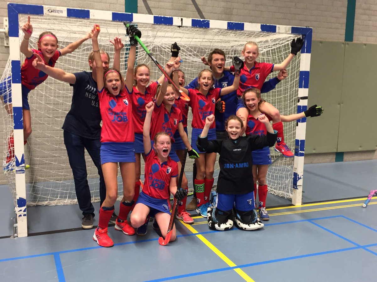 Felicitaties voor Meisjes D1 die naar de Play-offs voor kampioenschap zuid Holland gaan waar 1 ticket is te verdienen voor NK zaalhockey
