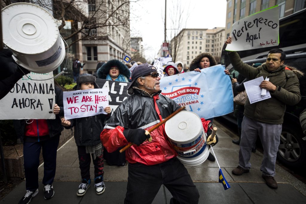 Inmigrantes marchan contra Trump en diferentes ciudades de Estados Unidos ow.ly/SITf3081dHB