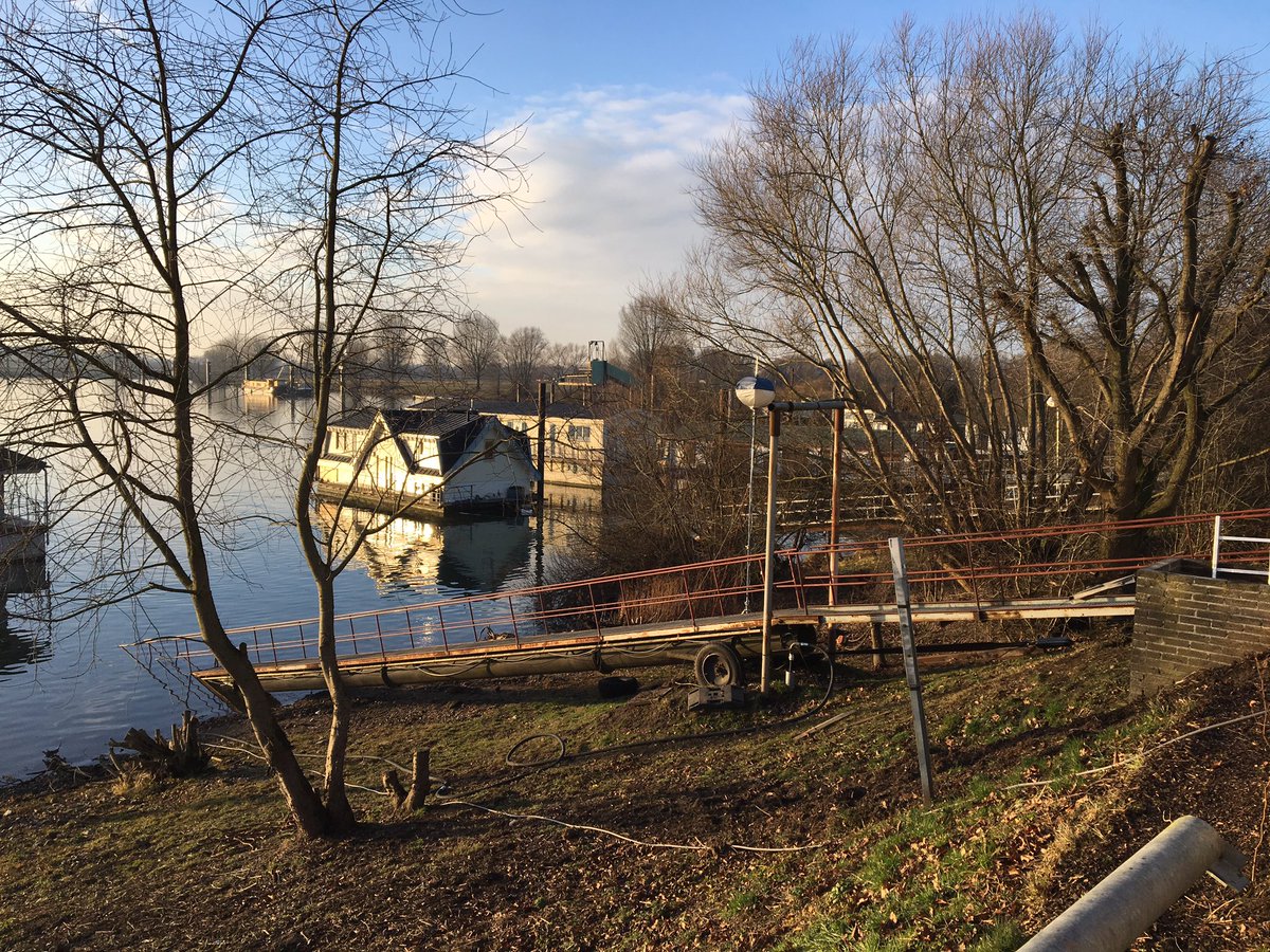 Het is gelukt! Alle woonboten zijn versleept naar veilig en diep water. Grootse prestatie samenwerking bedrijven en overheden. Complimenten!