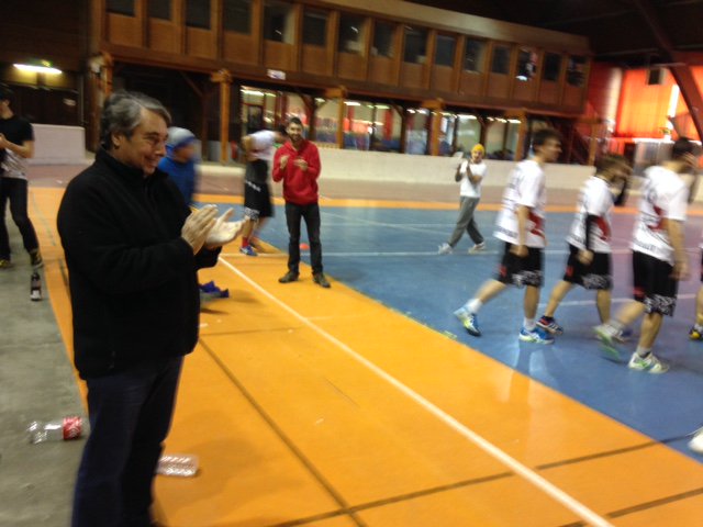 mdestot's tweet photo. Un grand bravo aux @MonkeyGrenoble pour leur montée en D1 aujourd'hui à la Halle Clémenceau de Grenoble ! @FFlyingDiscF #Indoor #UltimateD2 https://t.co/SISvRjG6IN