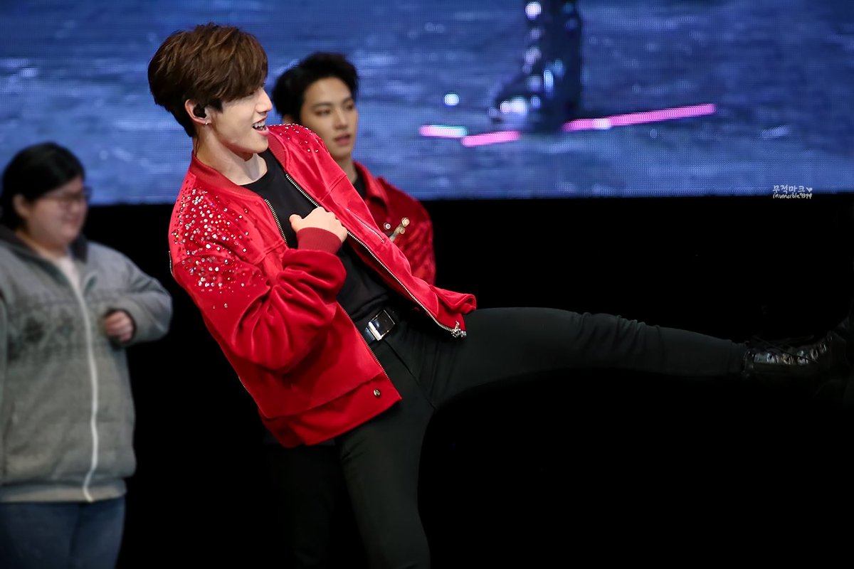 ট ইট র 네루 苦手な男友達に酔った勢いですごい絡まれる ボディタッチも過度になってきてすごい気持ち悪い ちょっと離れ ばーん マクが後ろからふざけながら男友達の背中蹴って よろめく いって お前かよ やめろよ だから言ってんじゃんその子