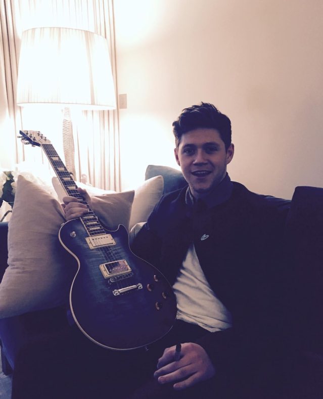 Niall_Updatess's tweet photo. trekstock: Happy Sunday vibes niallhoran with his #Trekstock heart pin signing the sweet Gibson #Trekstocking guitar for lucky winner Kayla https://t.co/nVK39Jgs8r