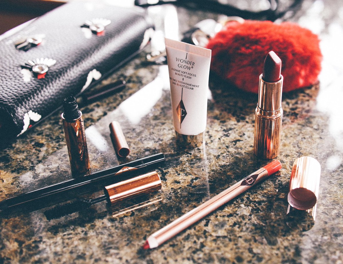 Natalieoffduty's tweet image. A red lip: a 5 min fix when rushin to a date on the subway-@CTilburyMakeup's "Red Carpet Party Look" kit. #ctpartner bit.ly/2j5A5sz