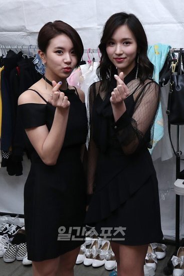 PARKMYOUI's tweet photo. #twice #mina #chaeyoung ♡ 
cr: 일간스포즈 https://t.co/hcmlvS7v4f