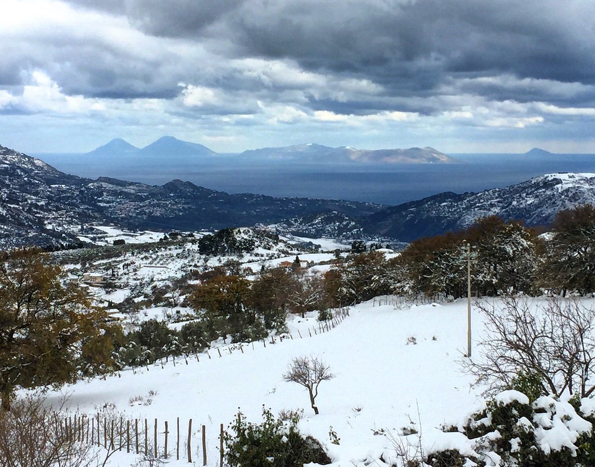 Searacer18's tweet photo. Ciao #Sicily #AeolianIslands #GolfoDiPatti #Snow https://t.co/KrQXULZ8z3
