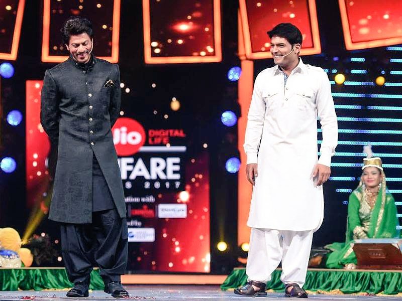 crayzeofshah24y's tweet photo. @iamsrk #10DaysToRaees  setting the stage on fire with @KapilSharmaK9 at the @filmfare awards. https://t.co/k2WAfB0L31