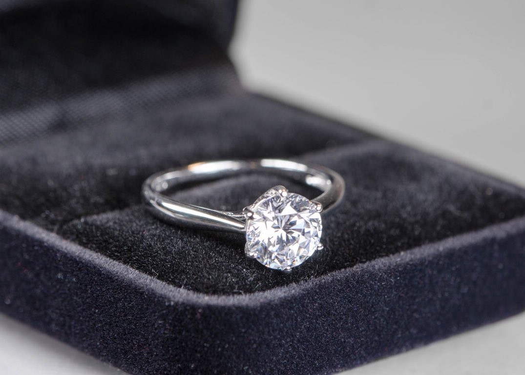 A simple yet timeless beauty 💘 // pieces such as this and more are available for as low as $35/month at marisclub.com 💝