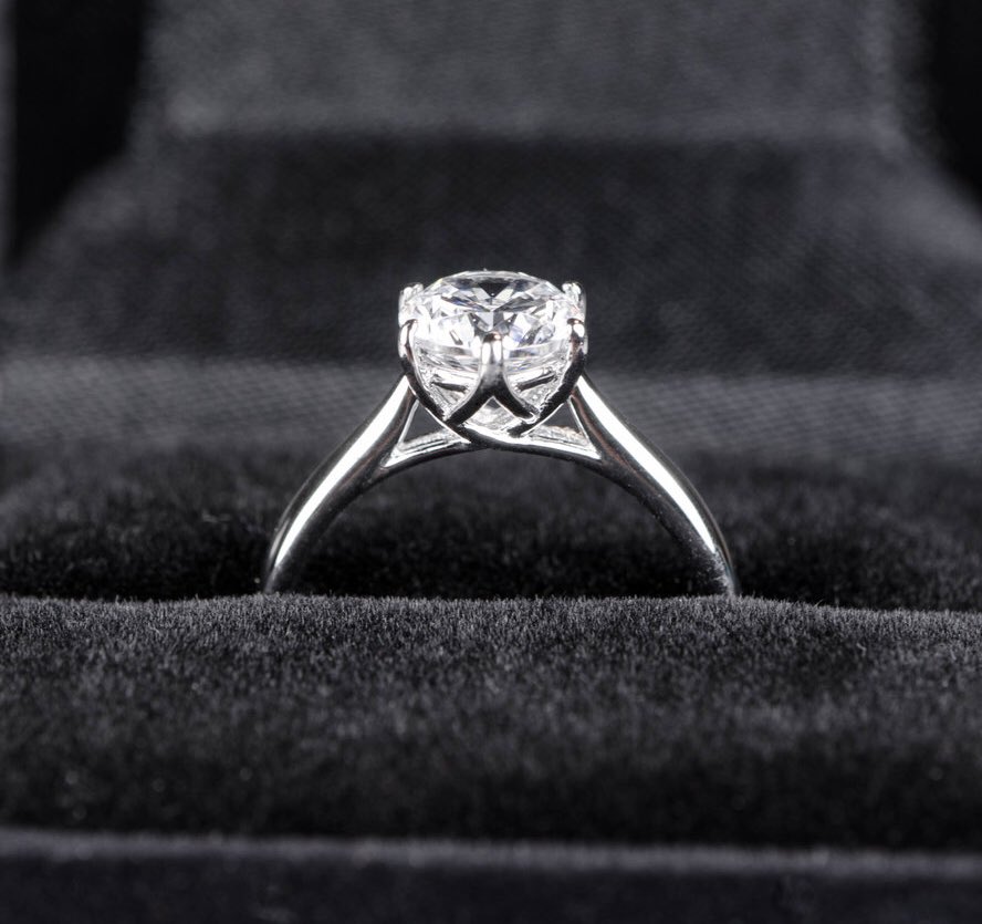 Another angle of our last post 😩😍 simply adore the intricate yet minimalist setting 💝 marisclub.com