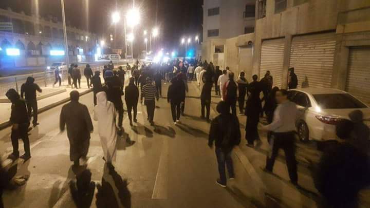 من مدن البحرين الثائرة ابناء البحرين يخرجون الان بمظاهرات ثورية غاضبة وحاشده ضد سلطات ال خليفه الظالمة
#ال_خليفة_يعدمون_البحرين