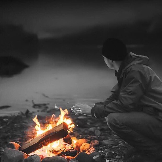 انا
هناك
حيث
لم يبقى
لي
مكان
في داخلي
وجع
يقتلني
حياتي
دمار
وخراب
حزن
في اعماقي
يمزقني
إنسان
نبضي
قد تعب
يوم
أن خانني زماني
خانتكِ
عيناكِ