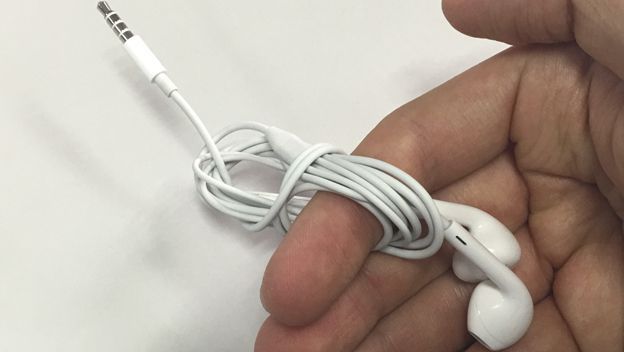computerhoy's tweet image. El truco definitivo para evitar que los auriculares se enreden. buff.ly/2ivsbHC