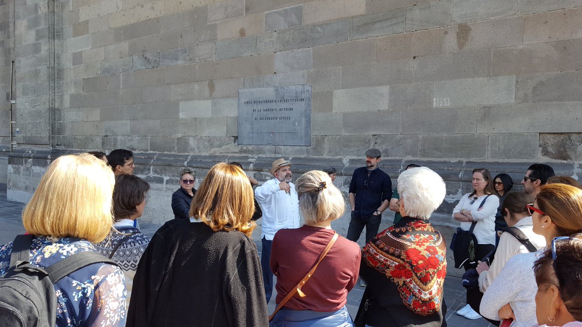 Edmundo Escamilla hace introducción histórica antes del recorrido al Mercado de la Merced con <a href="/ClubTravesias/">Club Travesías</a> difundir tradición #HagamosPaís