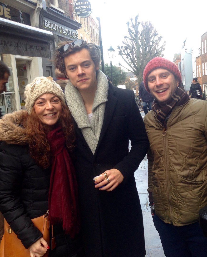 hstylespics's tweet image. Harry with fans in London today
