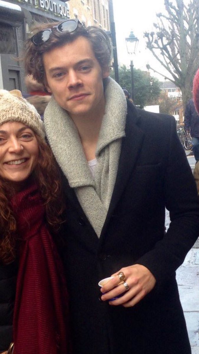 hstylespics's tweet image. Harry with fans in London today
