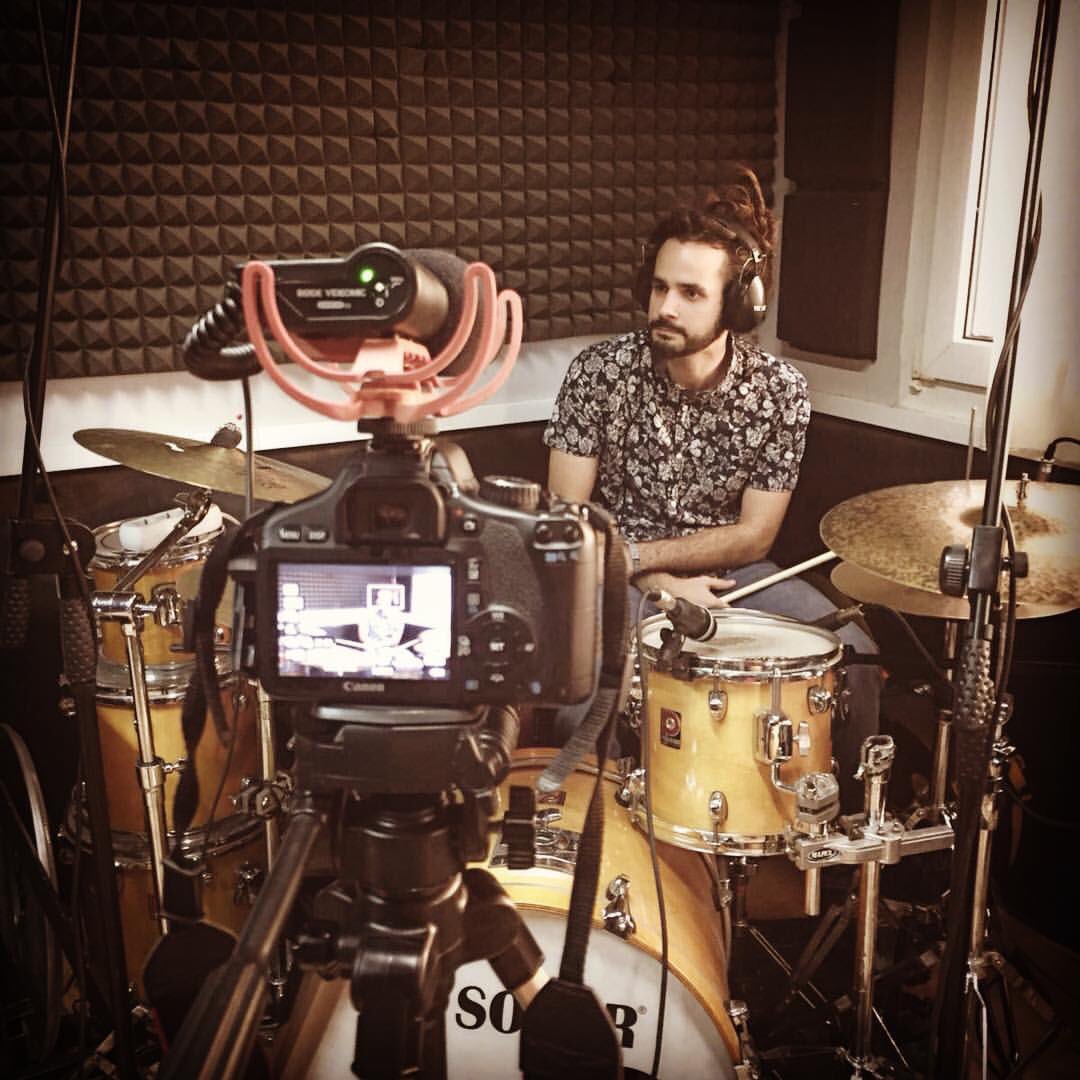 Guille_M_Y's tweet photo. Sonido...cámaras...ACCIÓN!!!
Grabando y preparando cositas nuevas para este año!! Con @elsombrerodelabuelo #music   #drummerlife #recording https://t.co/1dxucEgc2A