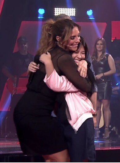 ThaynaraOG's tweet photo. Finalmente conheci Ivete! #TheVoiceKidsBr https://t.co/rriKvpJAA2