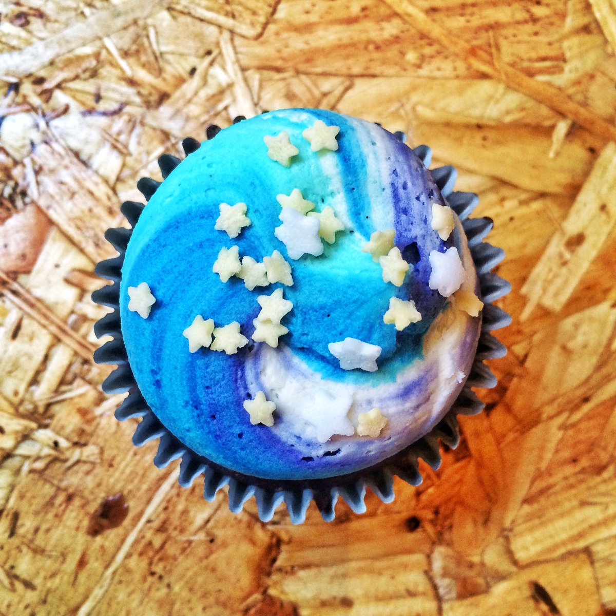 cuppedbyjenny's tweet photo. In a galaxy far far away... #cupcakes #cake #space https://t.co/1SQ7y48wv7