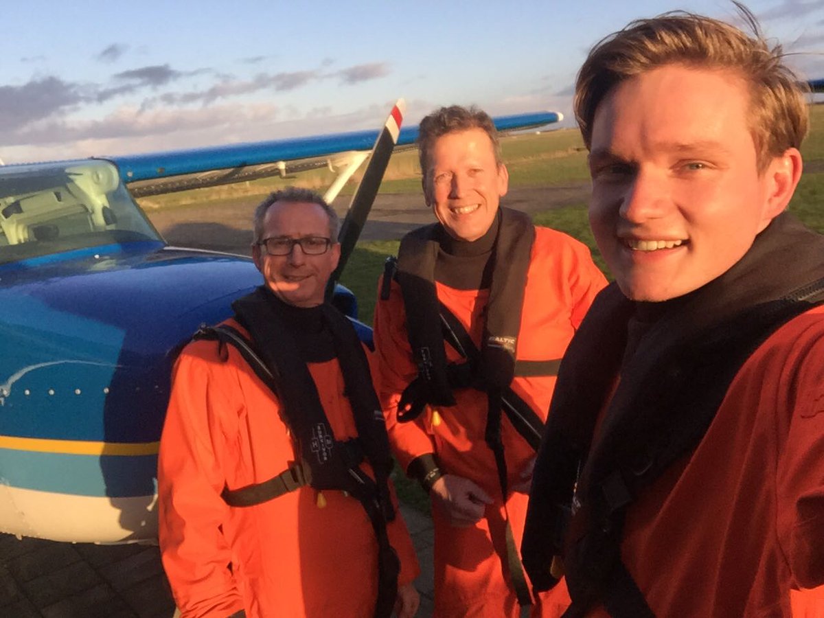 NLMaritiem's tweet photo. Vandaag kreeg #YMR Peter Paul een lesje #maritieme luchtfotografie. Hij mocht met #FlyingFocus mee op een klus boven de Noordzee. https://t.co/jPBAojiHc7