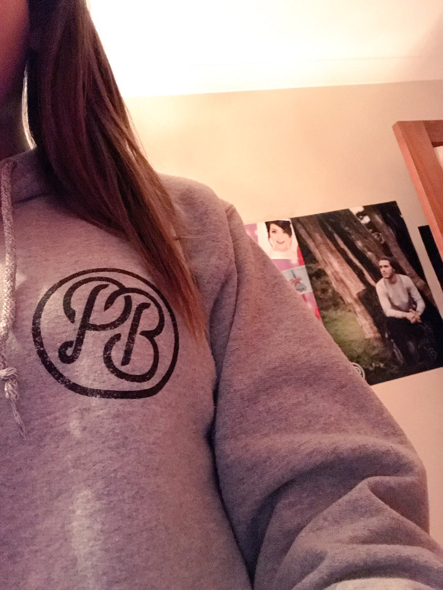 ellastylesharry's tweet photo. @PointlessBlog in love with my jumper and poster 😍😊 thanks for always being amazing 🙈 can't wait for new projects this year 🎉 https://t.co/lBfFexoYNH