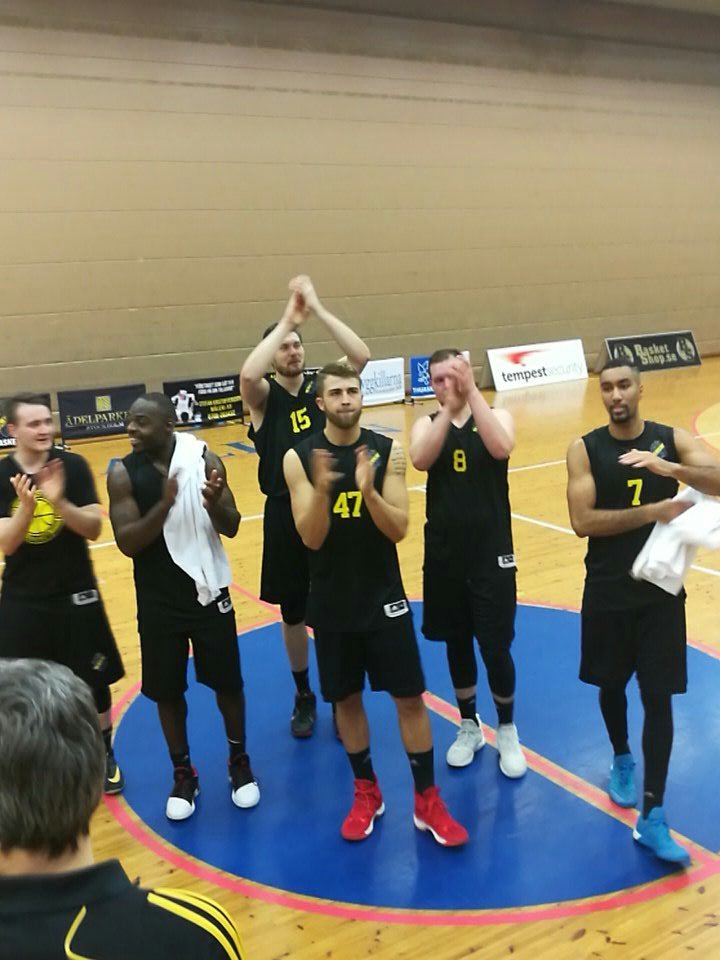 VINST! AIK besegrar Köping mrd 77-68 &amp; går därmed upp till andraplatsen i Superettan.