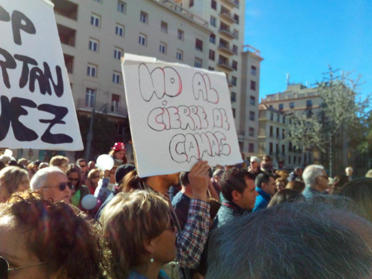 anguscor's tweet photo. @andalucesMLG Un aplauso a los #Sanitarios #BomberosMlg y #061 compañeros en Huelga que luchan por sus derechos y los tuyos https://t.co/cWIvhABkGE