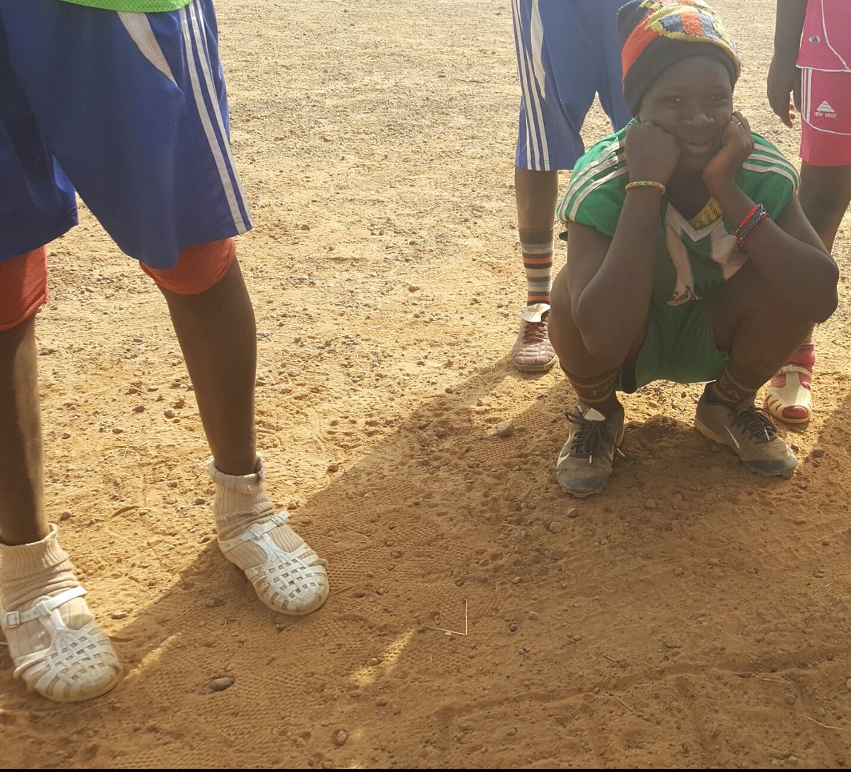 MontseAfrica2's tweet photo. Mirar como entrenan mis niñas en Mali...descalzas con cangrejeras...
No tienen límites son un ejemplo para el mundo https://t.co/NSEbEa2LXy