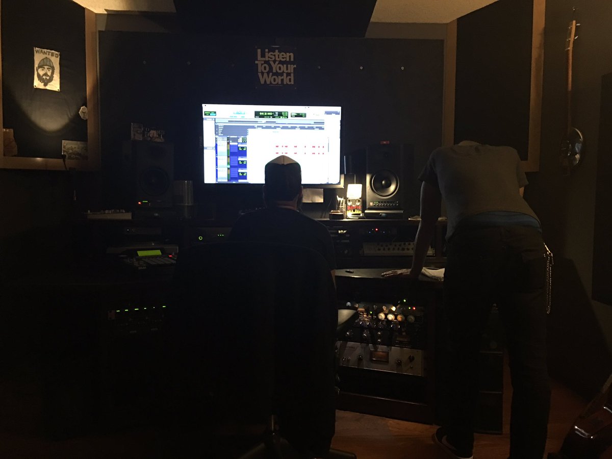 Seoul35's tweet photo. Cooking up in the Stu with @SatiliteP and and Z the #Lo-fiJanitor for #RileyFace #XXXVCollective #EveryoneEats https://t.co/lHfLX9fGHG