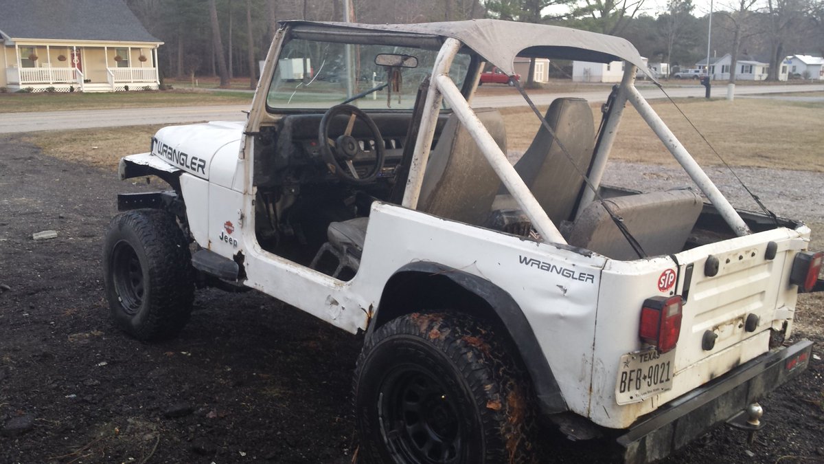 HomelessHarriso's tweet photo. If you can't drive your jeep with no doors and a bikini top, is it really even a jeep? https://t.co/EpmXmTjIOU
