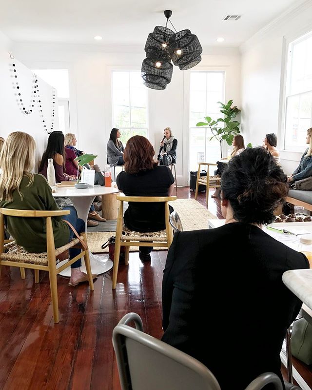thinklivejuice's tweet photo. A room full of angels ✨ #rawrepublic #laurapowers https://t.co/ufk7pAGiLF