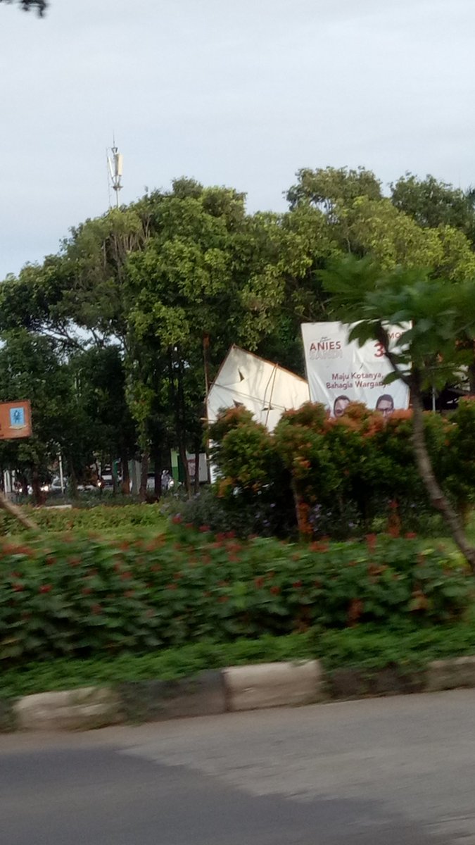 lindubenLG's tweet photo. @kpudki,tolong ditindaklanjuti utk baliho paslon nmr 1&amp;2 rusak di depan pengadilan negri jaktim hanya ada paslon 3 saja https://t.co/wuO5ai4Wxe