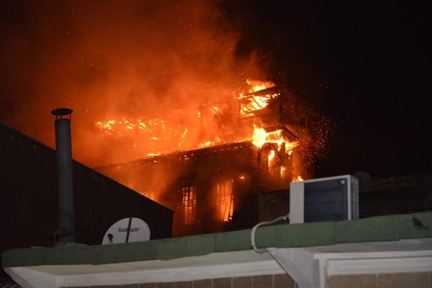 Tarihi ahşap bina kül oldu, 70 yaşındaki sakini son anda kurtuldu buff.ly/2irDX7H