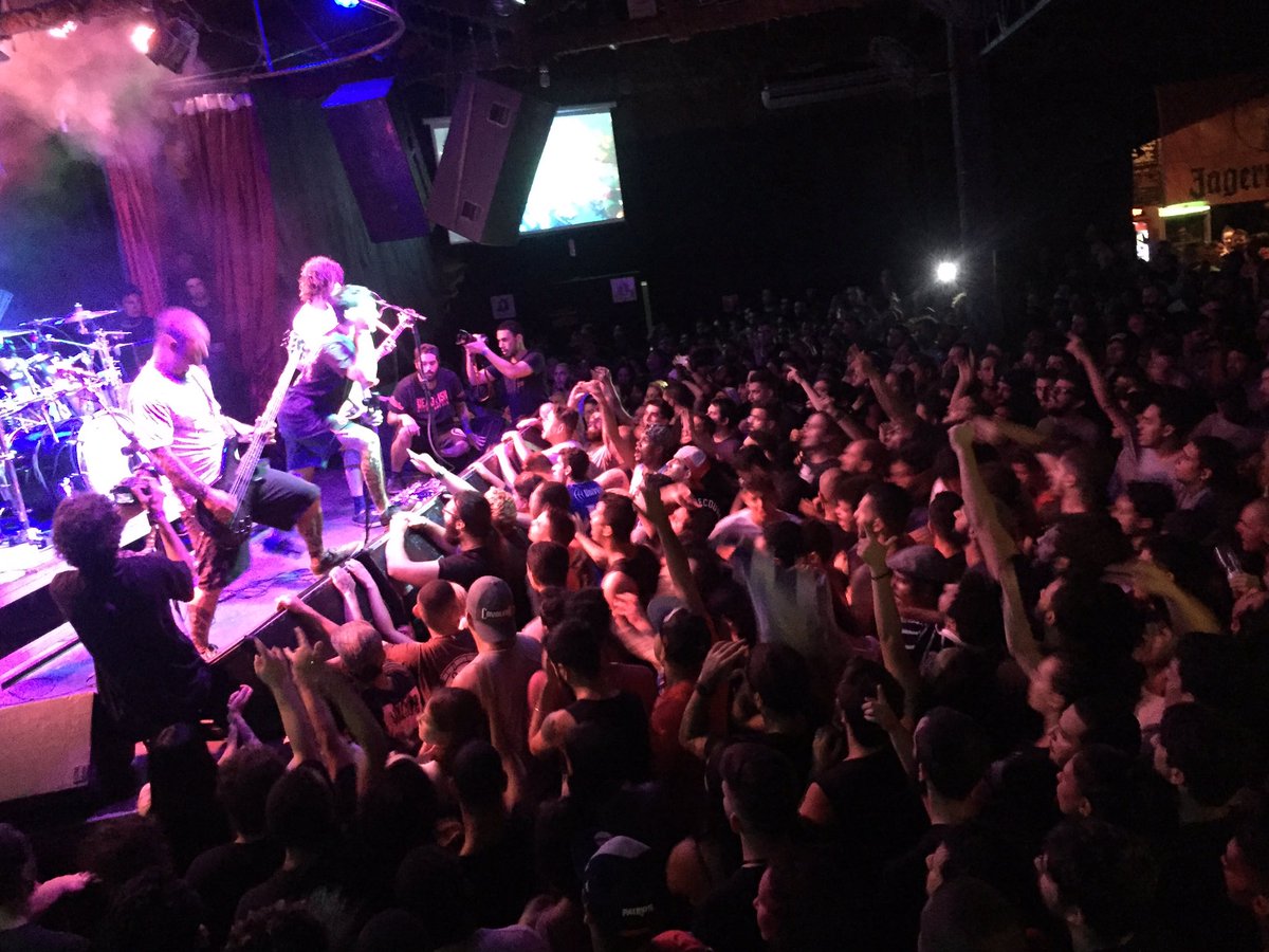 Hangar110Brasil's tweet photo. Dead Fish no palco! #Deadfish #Questions #Hardcore #SaoPaulo #Brasil #Hangar2017 https://t.co/XftEWKt9HD