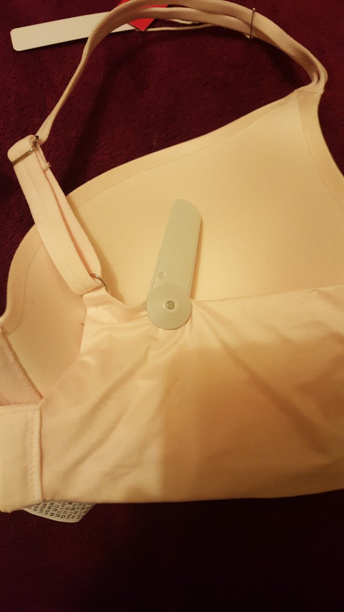 BeckyCallis's tweet photo. When you get all the way home from @AEO and they have left the tags on. Never have a good experience in there #shitstaff #sackthemanager https://t.co/FEdr4DdZgF