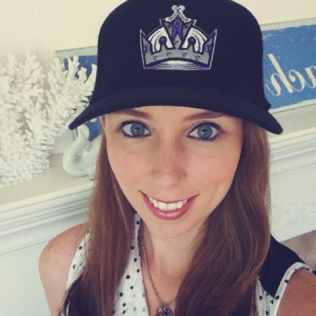 Girlsrockinlids's tweet photo. Shoutout to the lovely @Laj93 looking sexy in her lids #babe #kingsgirl #hockeygirl https://t.co/z0g5ykPpyy