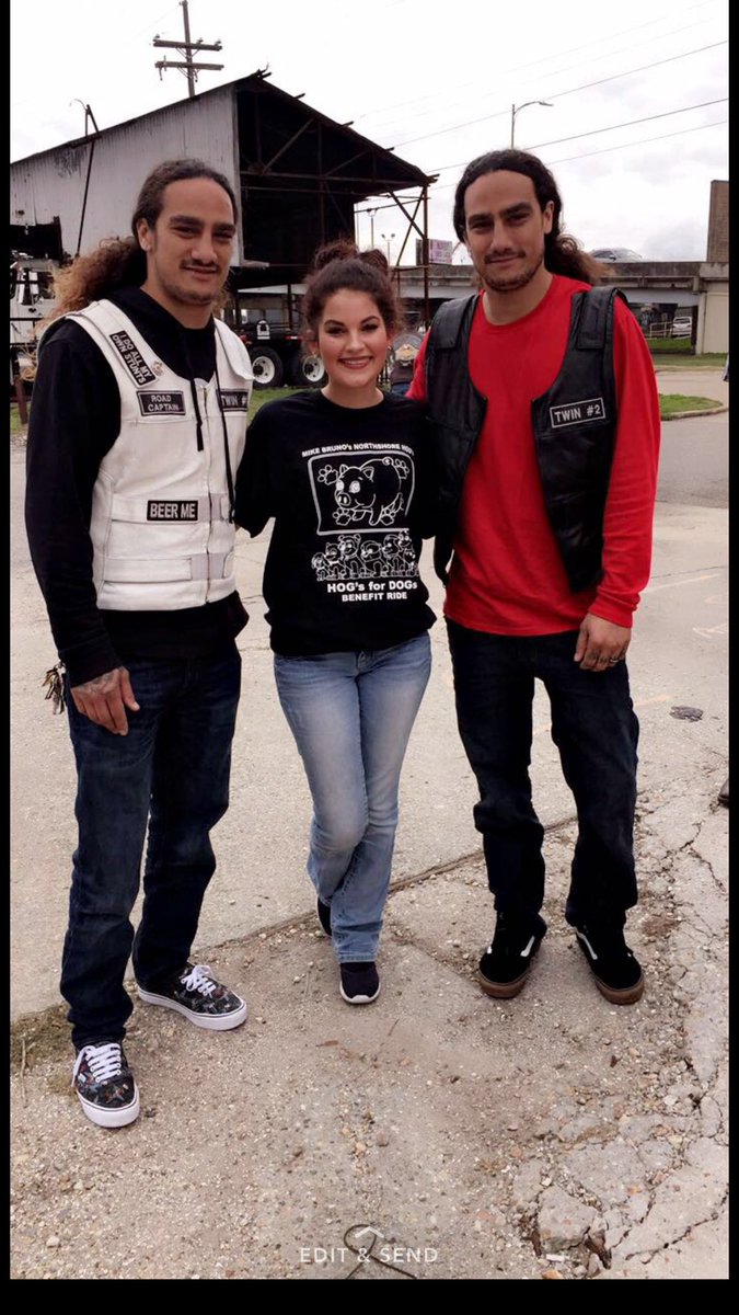 Tina_Ritaaaa's tweet photo. Pittbulls and parolees β€οΈπΆ #hogsfordogs https://t.co/3trNYAFfei