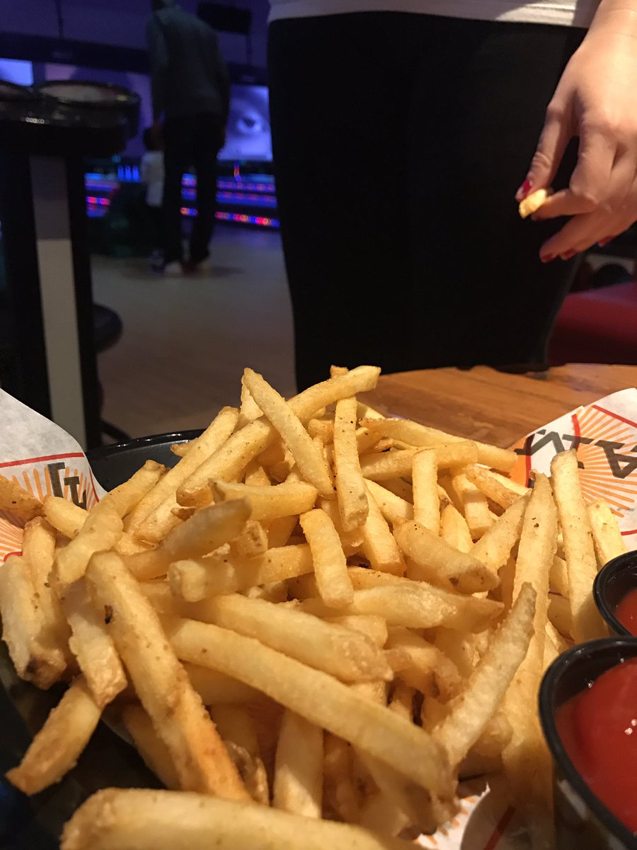 blurazzslurpee's tweet photo. @ThisShowStinks nothing like these bowling alley fries 🎳🍟 https://t.co/o4duriXHBh