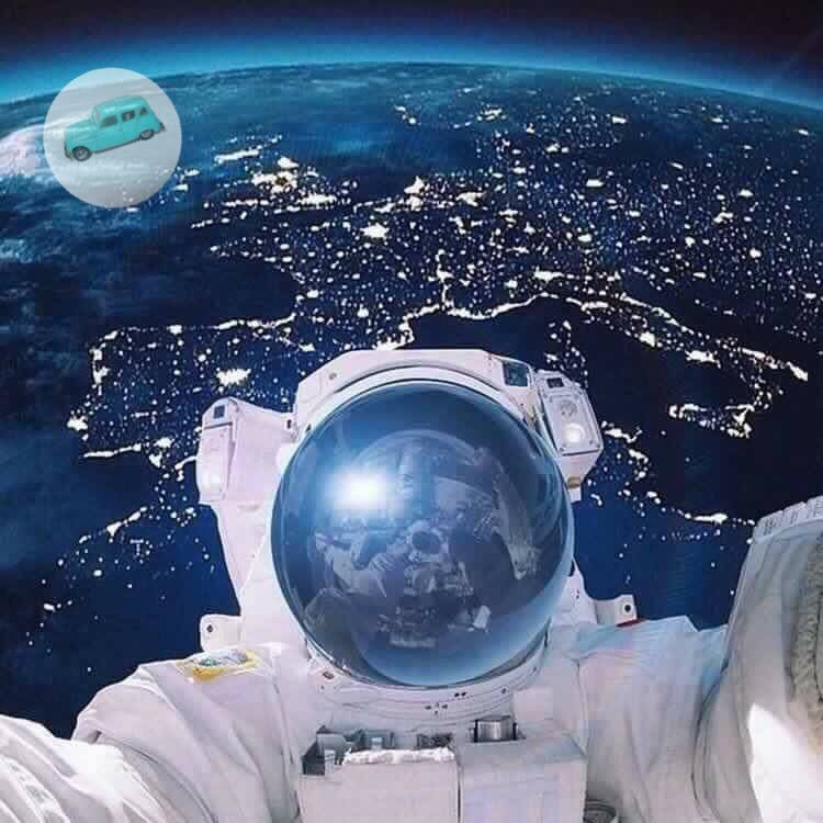 dropdutalon's tweet photo. RT "@Thom_astro : Nous venons de réussir à prendre en photo la 4L verte en orbite. Hallucinant! Hallucinant je vous dis!" #classico100 https://t.co/hv23lZyCoF