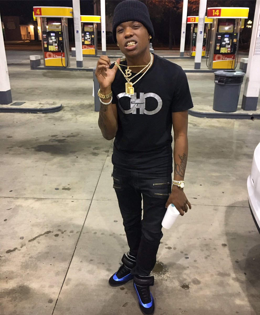 _YungBleu's tweet photo. I seen alotta things in these Gucci frames , I drunk alotta yella in these margielas
🔵🔥 #Inv3 https://t.co/6057MeIQYP