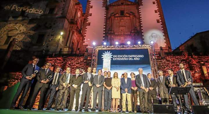 CALZADOSALCON's tweet photo. Ilusionados.
Mañana recogemos otro premio por  nuestra trayectoria profesional. 
¡El @Ayto_Plasencia nos otorga su San Fulgencio 2017! https://t.co/IzgpuVBavh