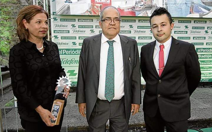 CALZADOSALCON's tweet photo. Ilusionados.
Mañana recogemos otro premio por  nuestra trayectoria profesional. 
¡El @Ayto_Plasencia nos otorga su San Fulgencio 2017! https://t.co/IzgpuVBavh
