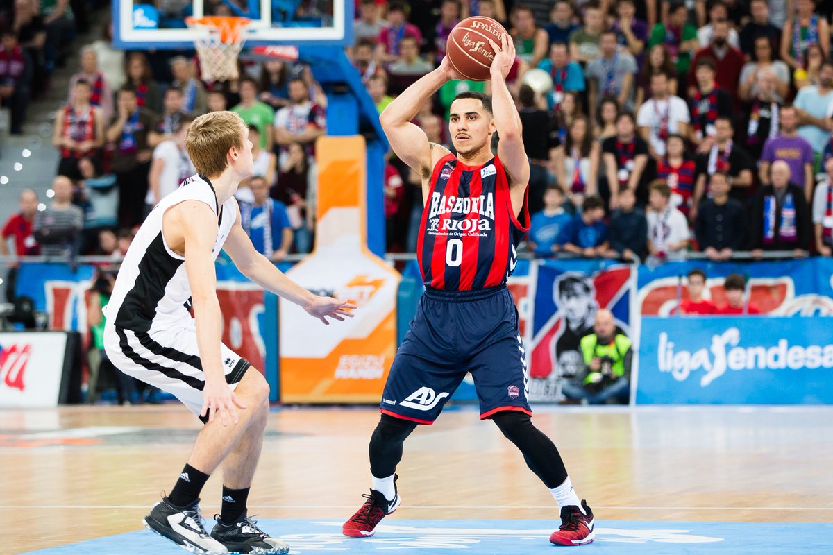 Baskonia's tweet photo. Gran debut de nuestro patrocinador @RiojaWine_ES en nuestra camiseta de @ACBCOM ,seguro que compartiremos muchos éxitos 😉🔵🔴🏀#GoazenBaskonia https://t.co/yPkoPVGpUe