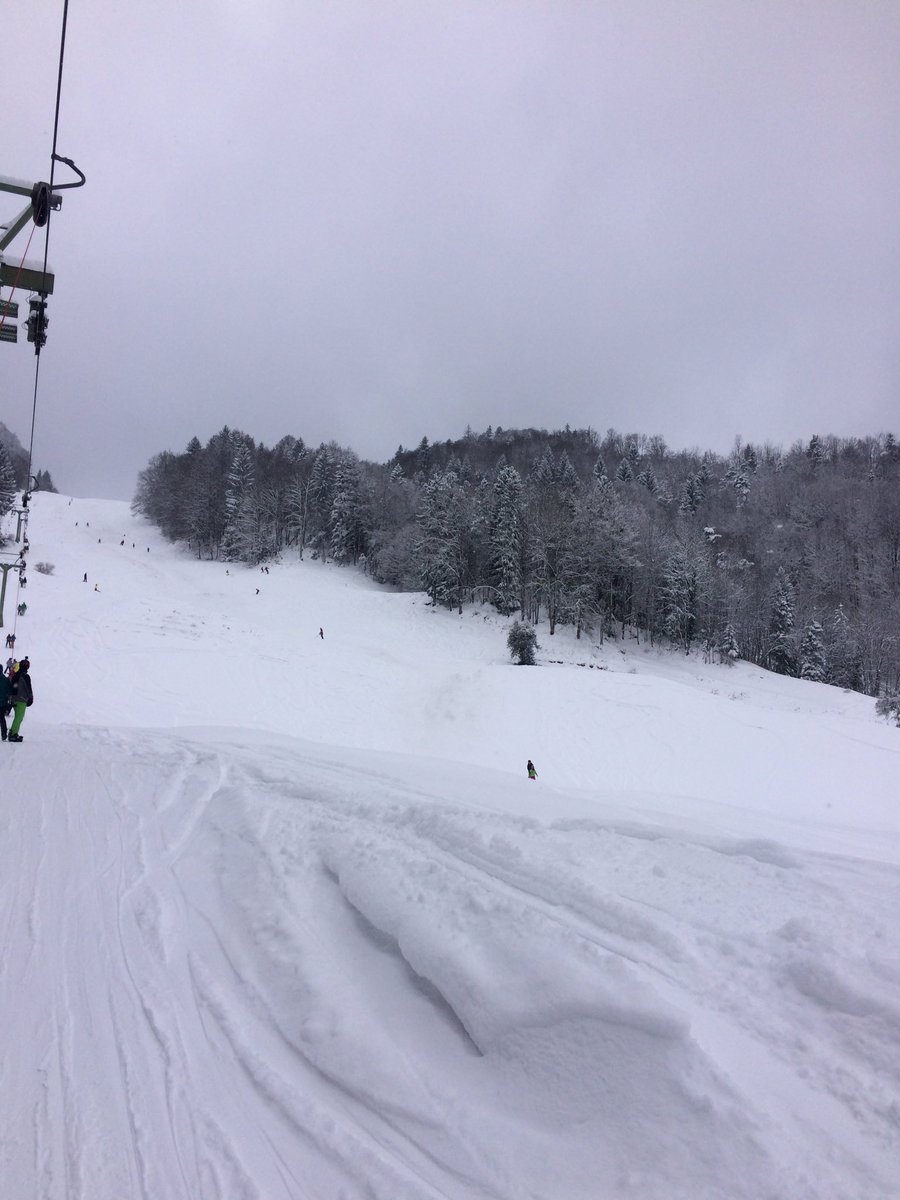 Unzählige Skifahrer und Schlittler haben die traumhaften Schneeverhältnisse auf der Hohen Winde genossen! #skilift #hohewinde