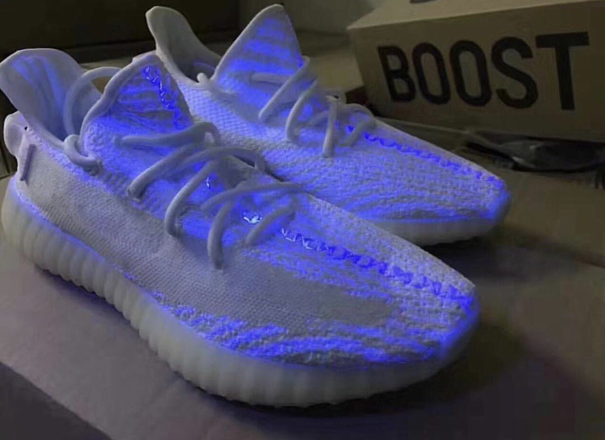 yourbotplug's tweet image. Triple White Yeezy 350 BOOST V2 | Blue Glow UV Detailing across upper.
Launching Spring, 2017
#YEEZYBOOST350V2 
#yeezy
#Yeezus 
#adidas 
DM$