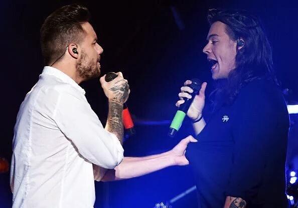 addictedtoh4rry's tweet photo. No les pasa que 24/7 extrañan a estos bebitos juntos

#BRITVIDONEDIRECTION https://t.co/zd3wIS4em3