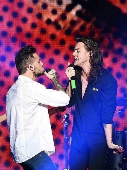 addictedtoh4rry's tweet photo. No les pasa que 24/7 extrañan a estos bebitos juntos

#BRITVIDONEDIRECTION https://t.co/zd3wIS4em3