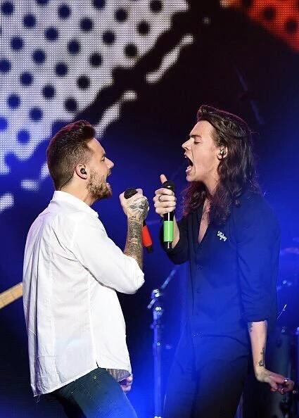 addictedtoh4rry's tweet photo. No les pasa que 24/7 extrañan a estos bebitos juntos

#BRITVIDONEDIRECTION https://t.co/zd3wIS4em3